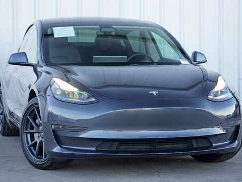 Used 2023 Tesla Model 3 Standard Range image 4