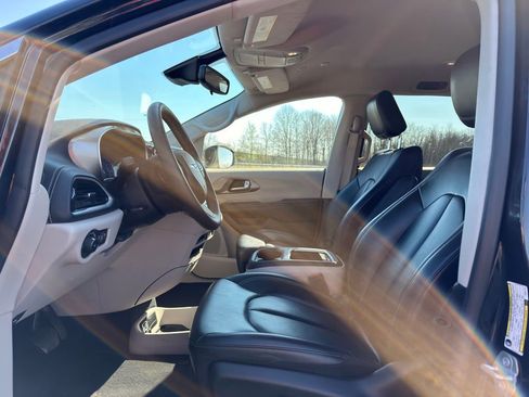 Used 2023 Chrysler Pacifica Touring-L image 2