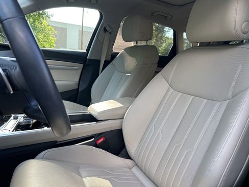 Used 2019 Audi e-tron Prestige w/ Prestige Package AWD/4WD image 16