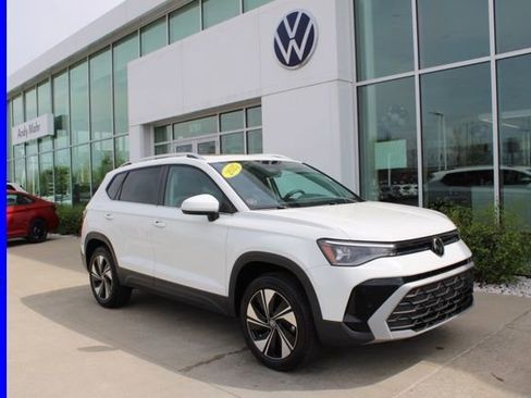 Used 2025 Volkswagen Taos SE w/ Panoramic Sunroof Package AWD/4WD image 1