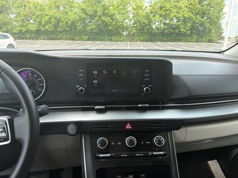 Used 2024 Kia Carnival LX FWD image 14