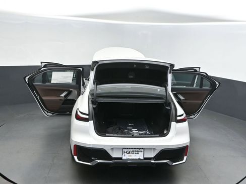 New 2026 BMW 750e xDrive image 29