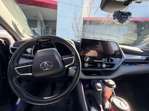 Used 2024 Toyota Highlander Platinum image 12