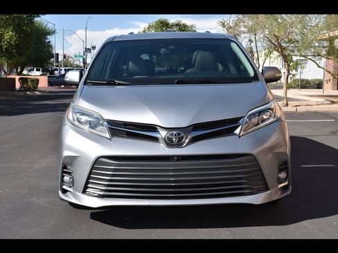 Used 2018 Toyota Sienna Limited Premium w/ Preferred Accessory Package FWD image 8