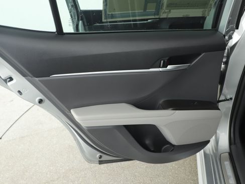 Used 2023 Toyota Camry SE image 12