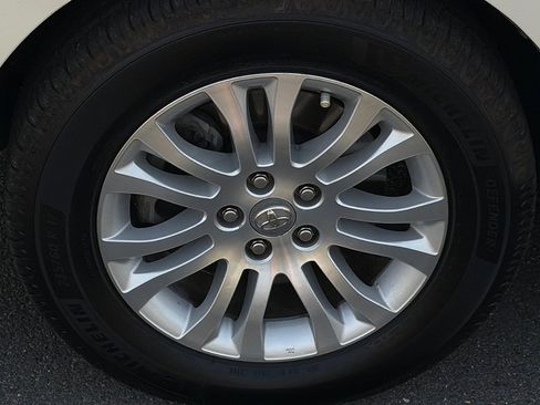 Used 2017 Toyota Sienna XLE w/ XLE Navigation Package FWD image 6