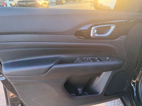 Used 2025 Jeep Compass Latitude w/ Altitude Special Edition image 10