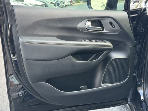 Used 2025 Chrysler Pacifica Select FWD image 11