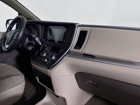 Used 2019 Toyota Sienna L image 28