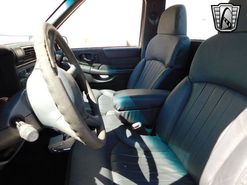 Used 2000 Chevrolet S10 Pickup LS w/ Preferred Equipment Group image 9