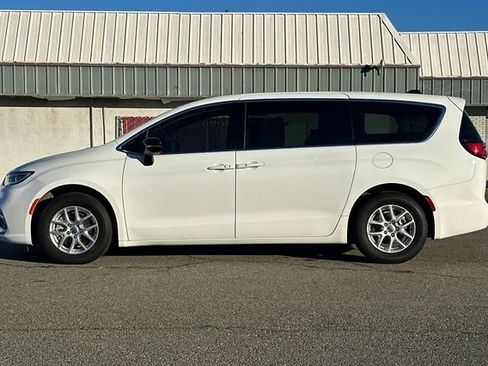 Used 2024 Chrysler Pacifica Touring-L image 7
