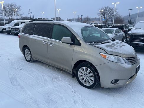 Used 2016 Toyota Sienna XLE image 2