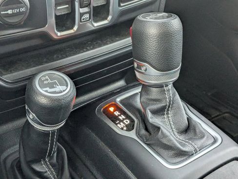 Used 2019 Jeep Wrangler Unlimited Sahara image 11