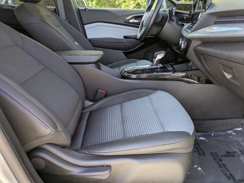 Used 2025 Chevrolet Trax LT w/ LT Convenience Package image 24