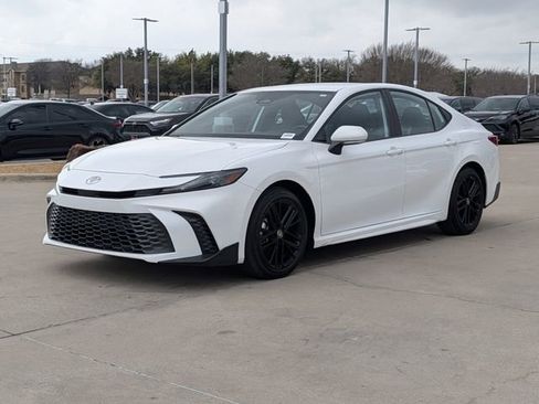 Used 2025 Toyota Camry SE image 10