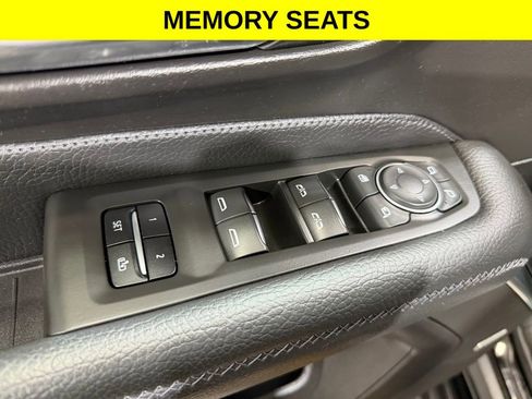 Used 2022 GMC Yukon XL Denali AWD/4WD image 3