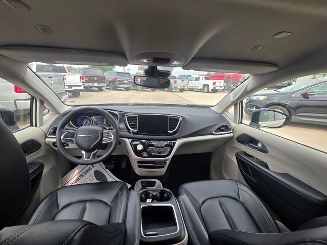 Used 2024 Chrysler Pacifica Touring-L FWD image 16