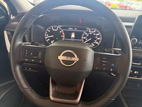 Used 2025 Nissan Rogue SV image 30