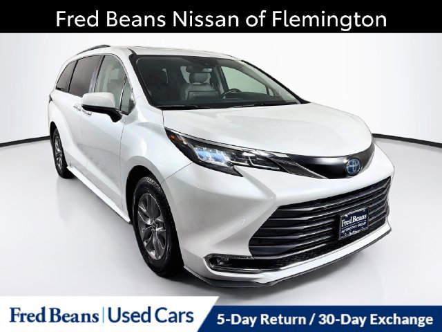 Used 2022 Toyota Sienna XLE w/ XLE Plus Package FWD image 1