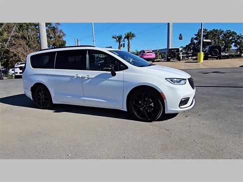 Used 2024 Chrysler Pacifica Limited w/ Uconnect Theater Family Group image 37