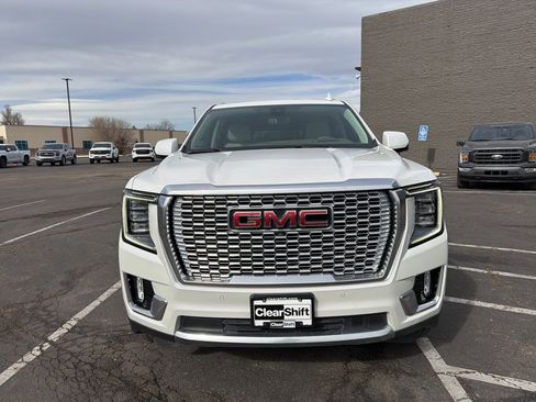 Used 2022 GMC Yukon XL Denali w/ Denali Premium Package image 3