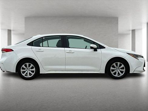 Certified 2021 Toyota Corolla LE FWD image 2