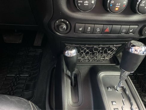 Used 2015 Jeep Wrangler Unlimited Sahara AWD/4WD image 18