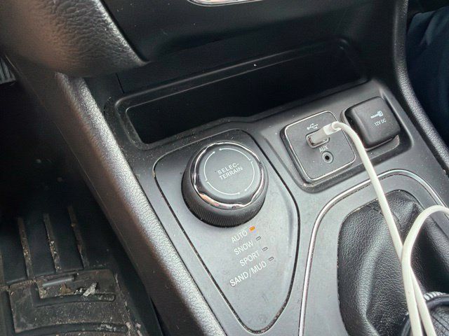 Used 2019 Jeep Cherokee Latitude Plus w/ Comfort/Convenience Group AWD/4WD image 13