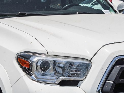 Used 2021 Toyota Tacoma SR5 AWD/4WD image 5