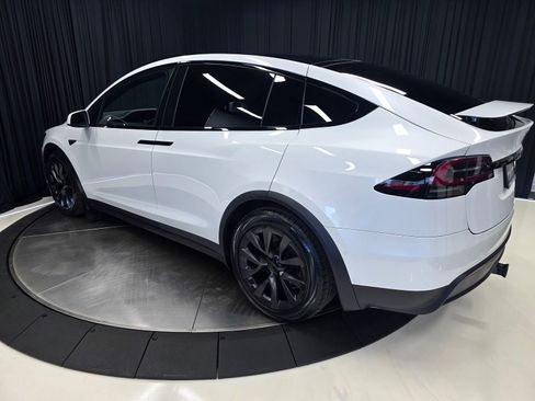 Used 2022 Tesla Model X image 9