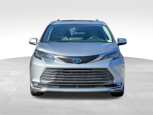 Used 2021 Toyota Sienna XLE image 8