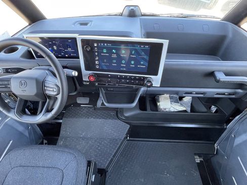 Used 2024 Chevrolet Brightdrop 600 w/ Commercial Equipment Package AWD/4WD image 16