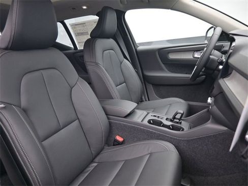 New 2026 Volvo XC40 B5 Core w/ Climate Package image 32