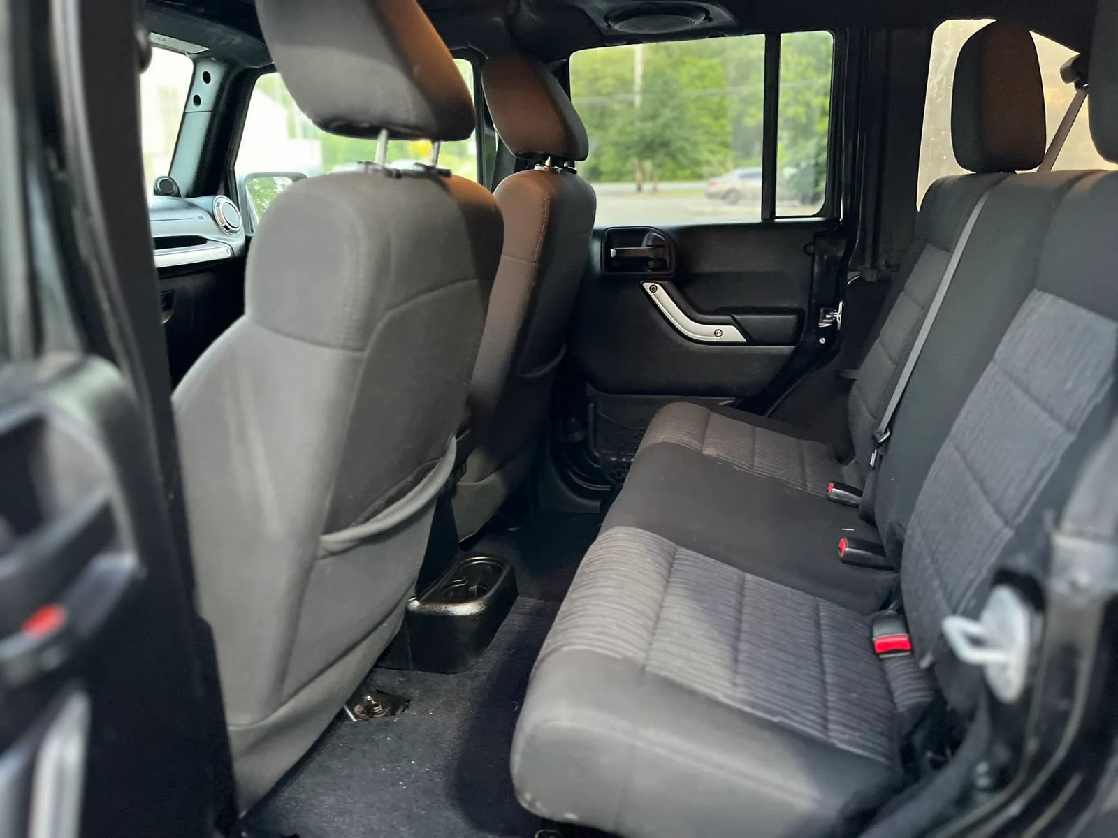Used 2012 Jeep Wrangler Unlimited Rubicon w/ Connectivity Group AWD/4WD image 16