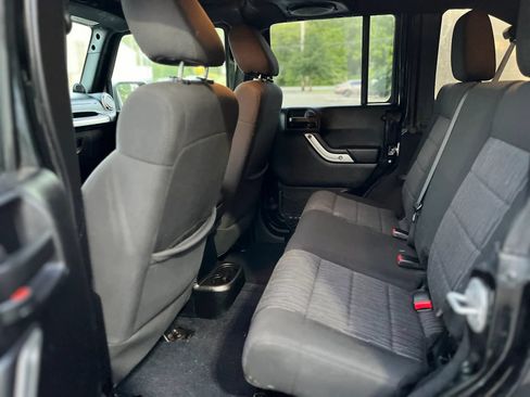 Used 2012 Jeep Wrangler Unlimited Rubicon w/ Connectivity Group AWD/4WD image 16