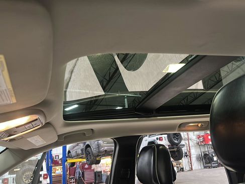 Used 2013 Jeep Grand Cherokee Overland w/ Advance Technology Group image 27