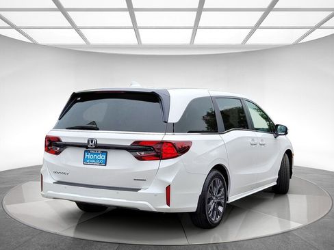 New 2026 Honda Odyssey Touring image 3