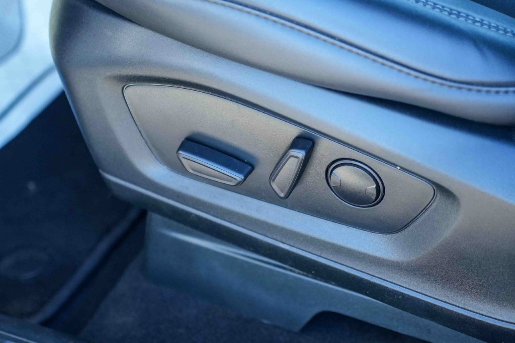 Used 2023 Ford Explorer XLT w/ Equipment Group 202A AWD/4WD image 30