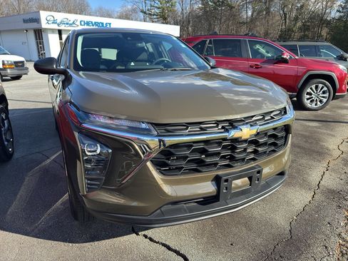 Used 2024 Chevrolet Trax LS image 2