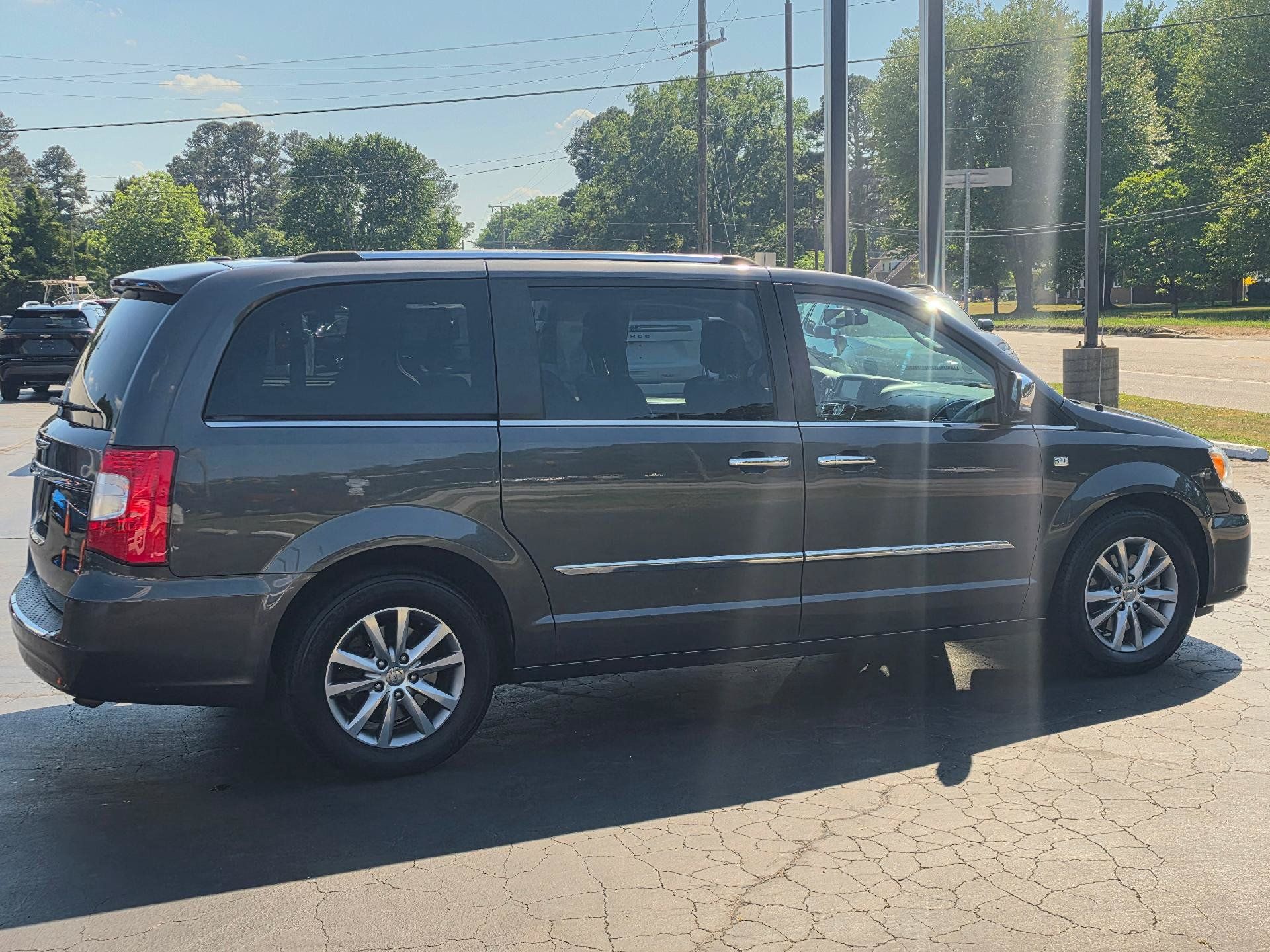 Used 2014 Chrysler Town & Country Touring-L FWD image 5