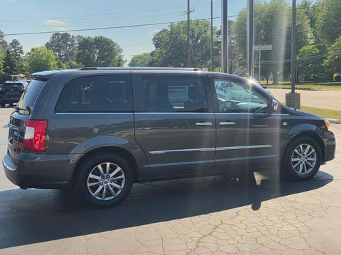Used 2014 Chrysler Town & Country Touring-L FWD image 5