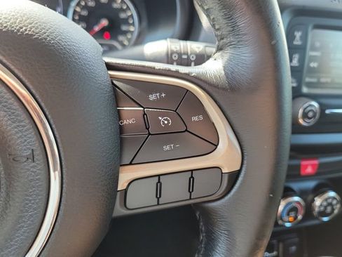 Used 2017 Jeep Renegade Latitude FWD image 32