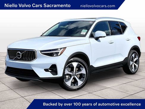 Used 2025 Volvo XC40 B5 Plus image 1