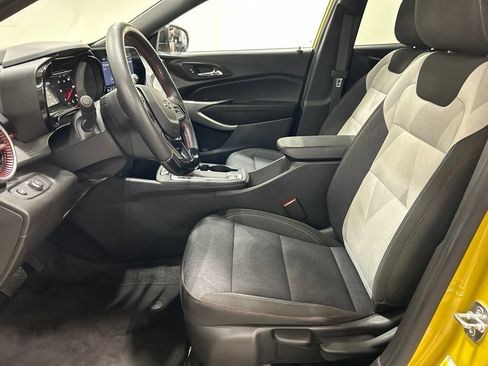Used 2024 Chevrolet Trax RS w/ Sunroof Package FWD image 11