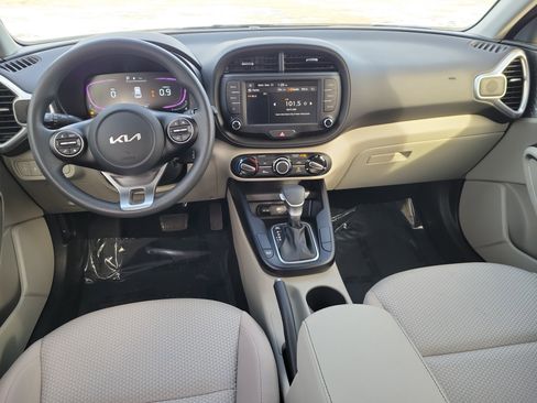 Used 2025 Kia Soul LX w/ LX Technology Package image 18