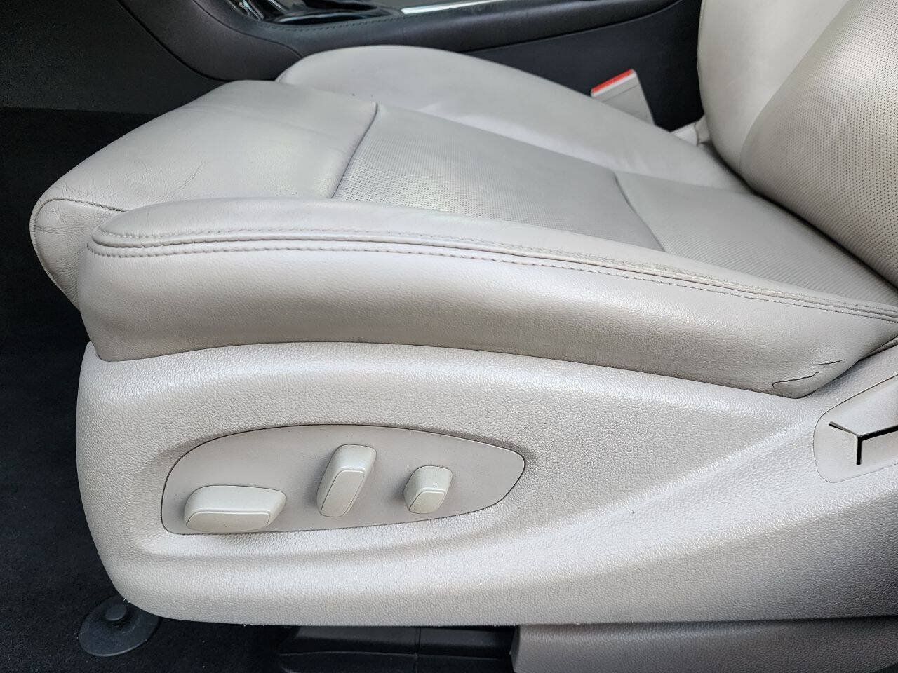 Used 2013 Cadillac ATS Luxury w/ Cold Weather Package RWD image 38
