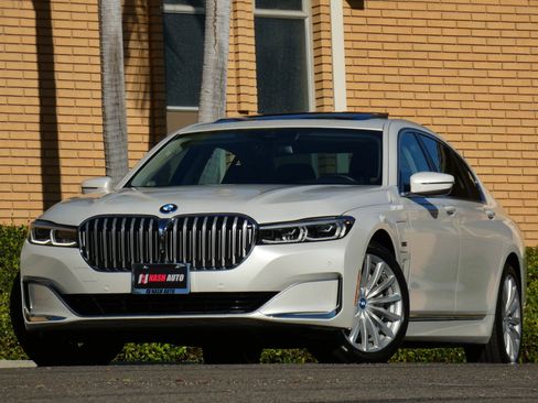 Used 2022 BMW 745e xDrive image 2