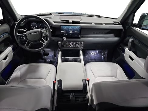 Used 2025 Land Rover Defender 90 X-Dynamic SE image 9