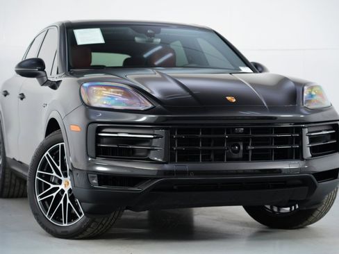 Used 2024 Porsche Cayenne image 4