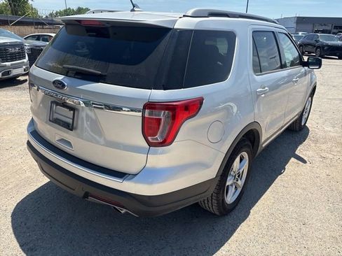Used 2018 Ford Explorer XLT w/ Equipment Group 201A FWD image 3